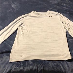 Long Sleeve Loose Dri-fit Nike. 100% polyester.